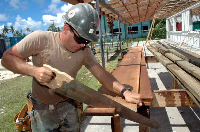 ebeniste-PEILLE-min_worker_construction_building_carpenter_male_job_build_helmet-893290